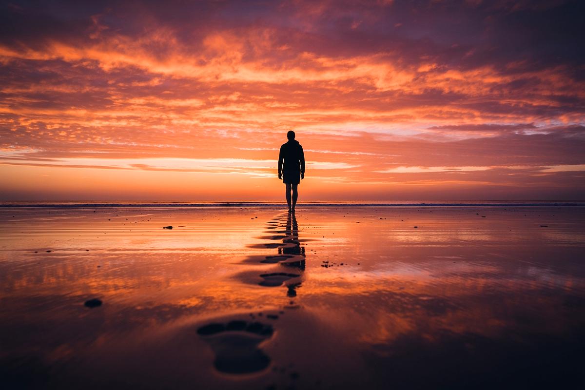 Coraz więcej podróżników chodzi tyłem po plaży, doświadczeni turyści przysięgają na ten widok